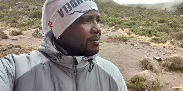 sibusiso vilane primul alpinist de culoare pe everest foto arhiva personala