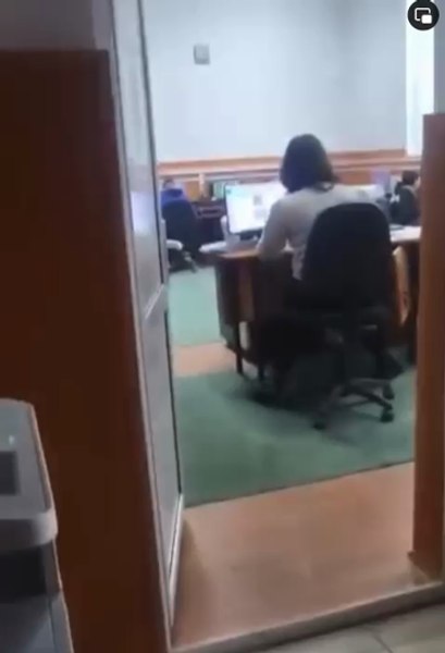 Elevi filmați când joacă păcănele în clasă. Profesoara, la catedră, este absorbită de o discuție online VIDEO 