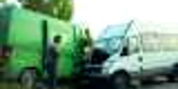 Accident grav soldat cu doi morţi şi şase răniţi după ce o maşină a lovit  un microbuz
