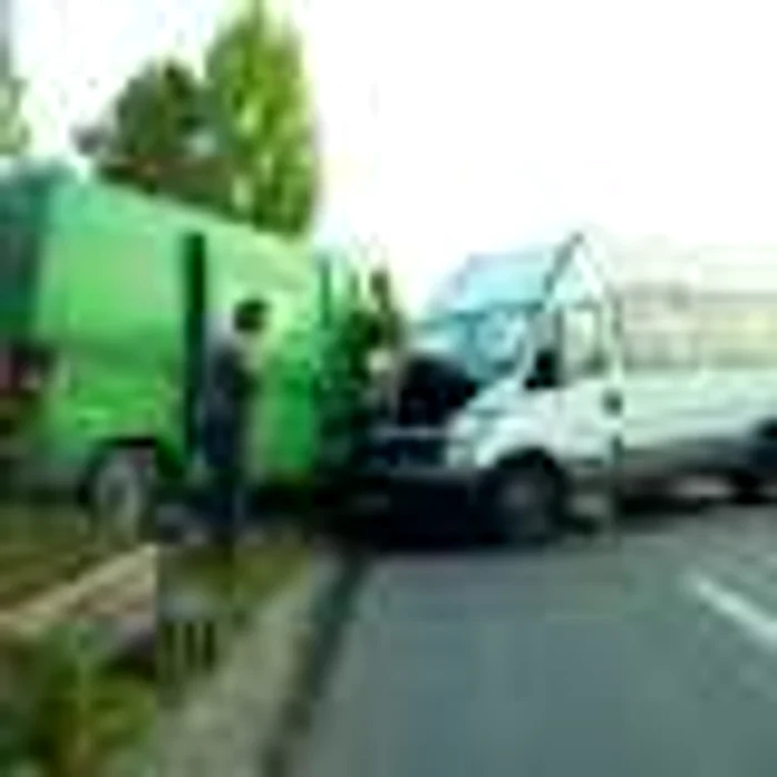 Accident grav soldat cu doi morţi şi şase răniţi după ce o maşină a lovit  un microbuz