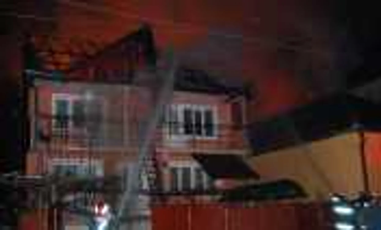 Trei case au fost cuprinse de flăcări