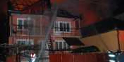 Trei case au fost cuprinse de flăcări