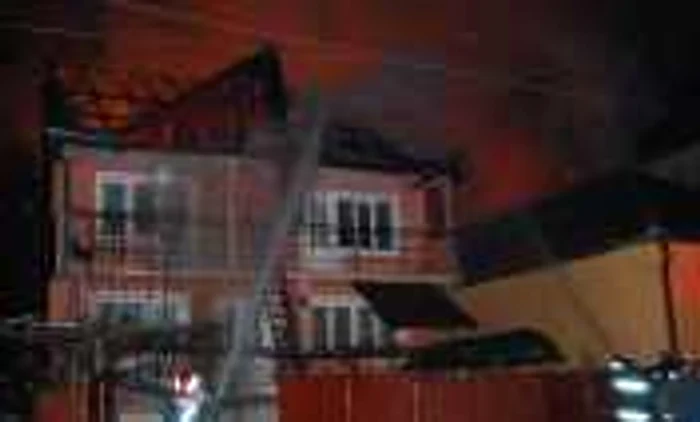 Trei case au fost cuprinse de flăcări