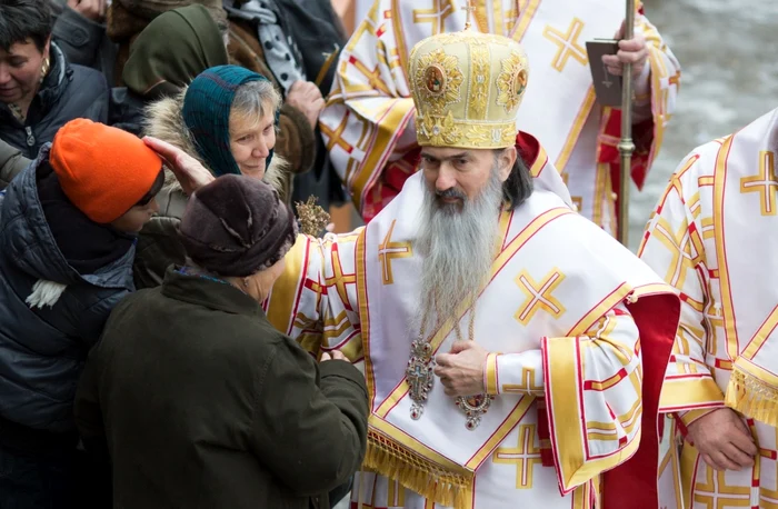 IPS Teodosie binecuvintează credincioşii