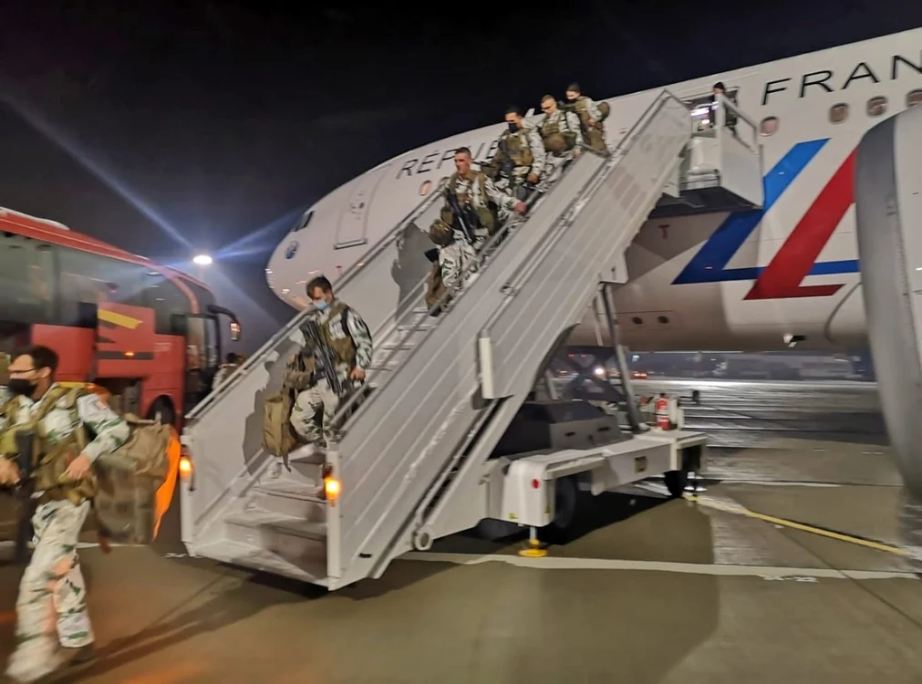 Sosirea militarilor francezi foto: MApN