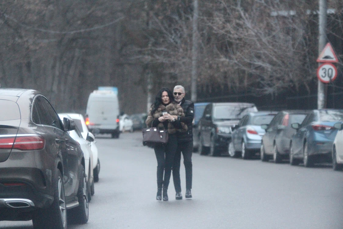 Ioana şi Ilie au o  relaţie cu năbădăi.  În urmă cu două  săptămâni, se  giugiuleau pe stradă  ca adolescenţii