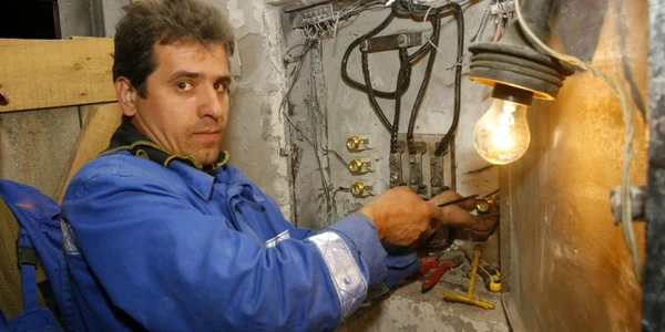 Angajaţii Electrica au descoperit branşamente ilegale
