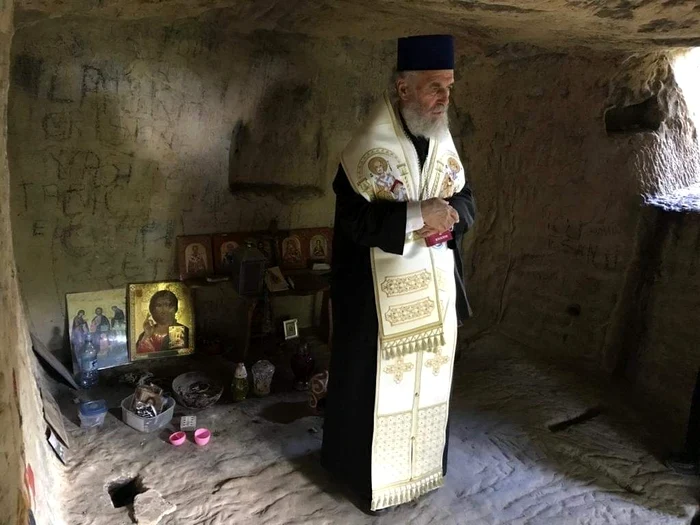 Arhiepiscopul Casian Crăciun, la Bisericuţa lui Dionisie Torcătorul SURSA Apostoliconul