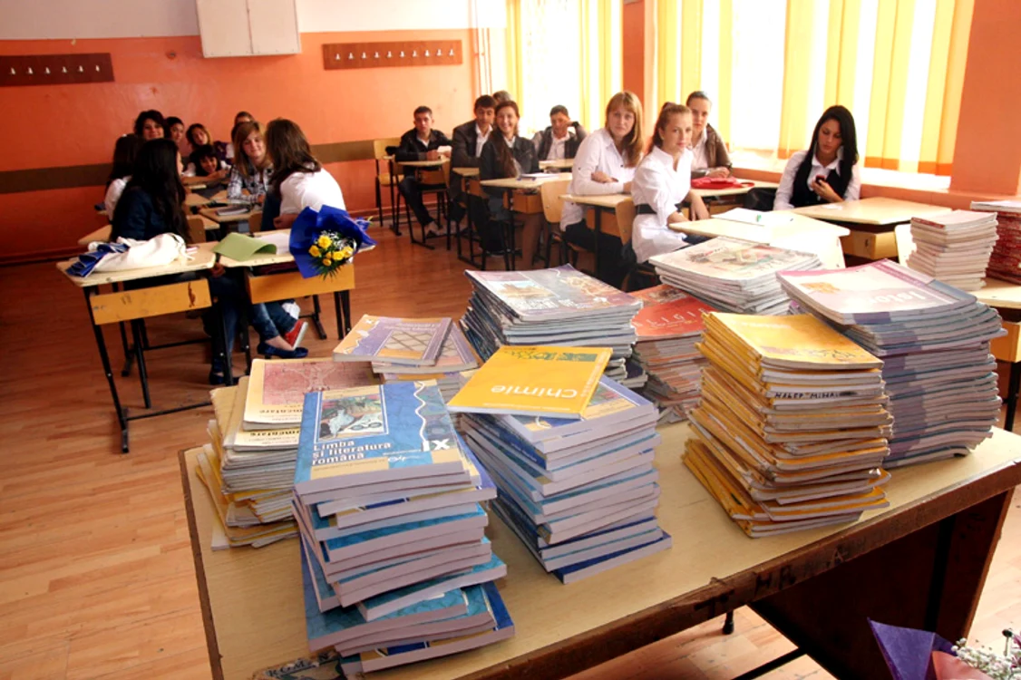
    Asociaţia Elevilor din Constanţa (AEC) a dat în judecată Ministerul Educaţiei pentru manuale gratuite la liceu  