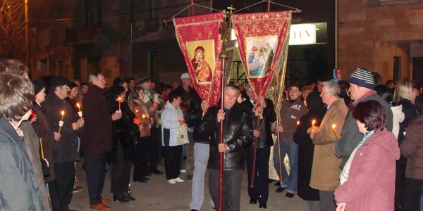 Preoţii au chemat credincioşii să ia Lumină şi să înconjoare bisericile