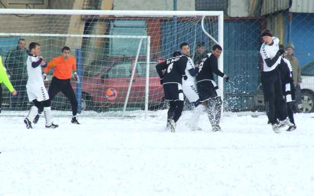 Zăpada pune mari probleme fotbaliştilor