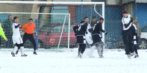 Zăpada pune mari probleme fotbaliştilor