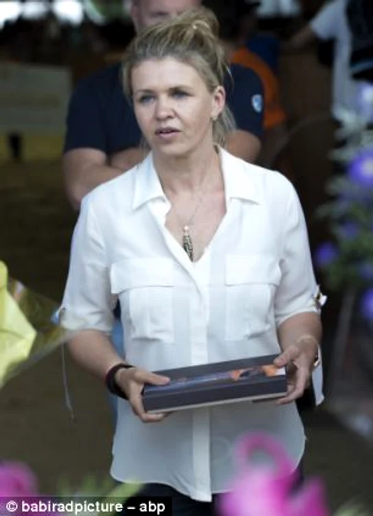 Corinna a fost fotografiată la prima ieşire în public, după accidentul teribil al soţului ei