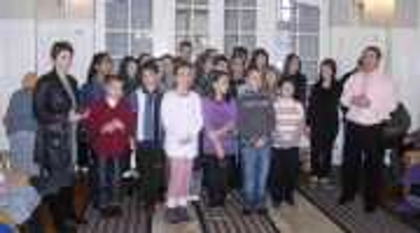 Copiii le-au cântat colinde bătrânilor de la cămin 