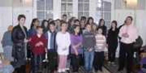 Copiii le-au cântat colinde bătrânilor de la cămin 