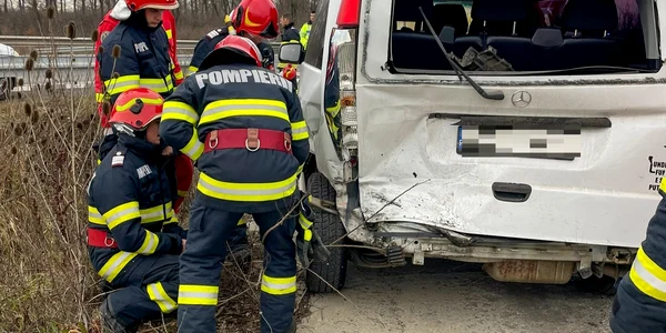 O autoutilitară s-a răsturnat după ce a fost lovită de un microbuz. FOTO ISU Db
