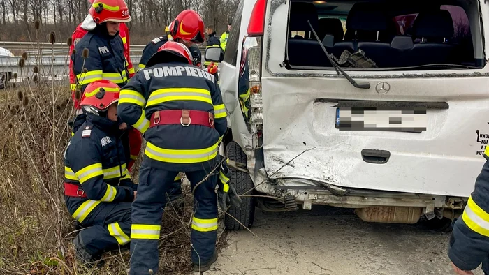 O autoutilitară s-a răsturnat după ce a fost lovită de un microbuz. FOTO ISU Db