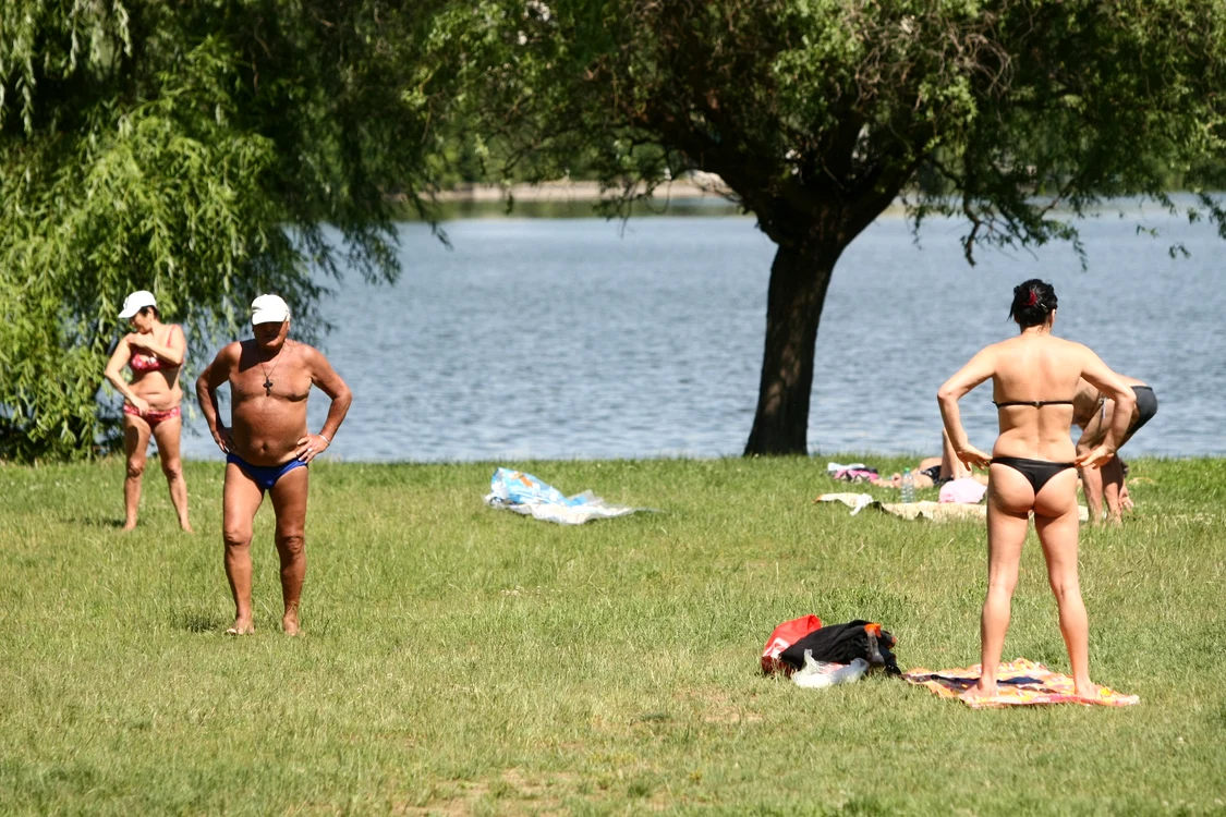 Cei ieşiţi la plajă în parc nu şi-au ascuns celulita şi şunculiţele din talie