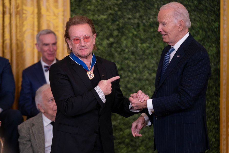 Joe Biden a oferit Medalia Libertății lui Bono, George Soros, Ralph Lauren și altor personalități