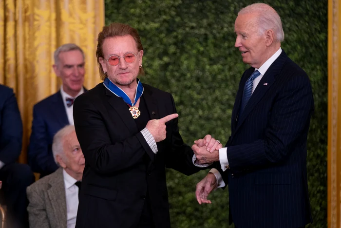 Bono s-a numărat printre personalitățile decorate cu Medalia Libertății FOTO EPA-EFE