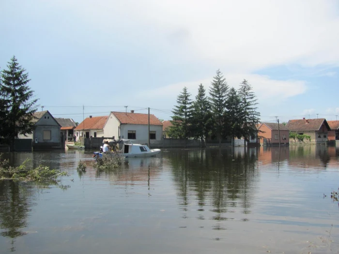 Centrele colectează alimente neperisabile, pături şi haine pentru sinistraţii din Serbia