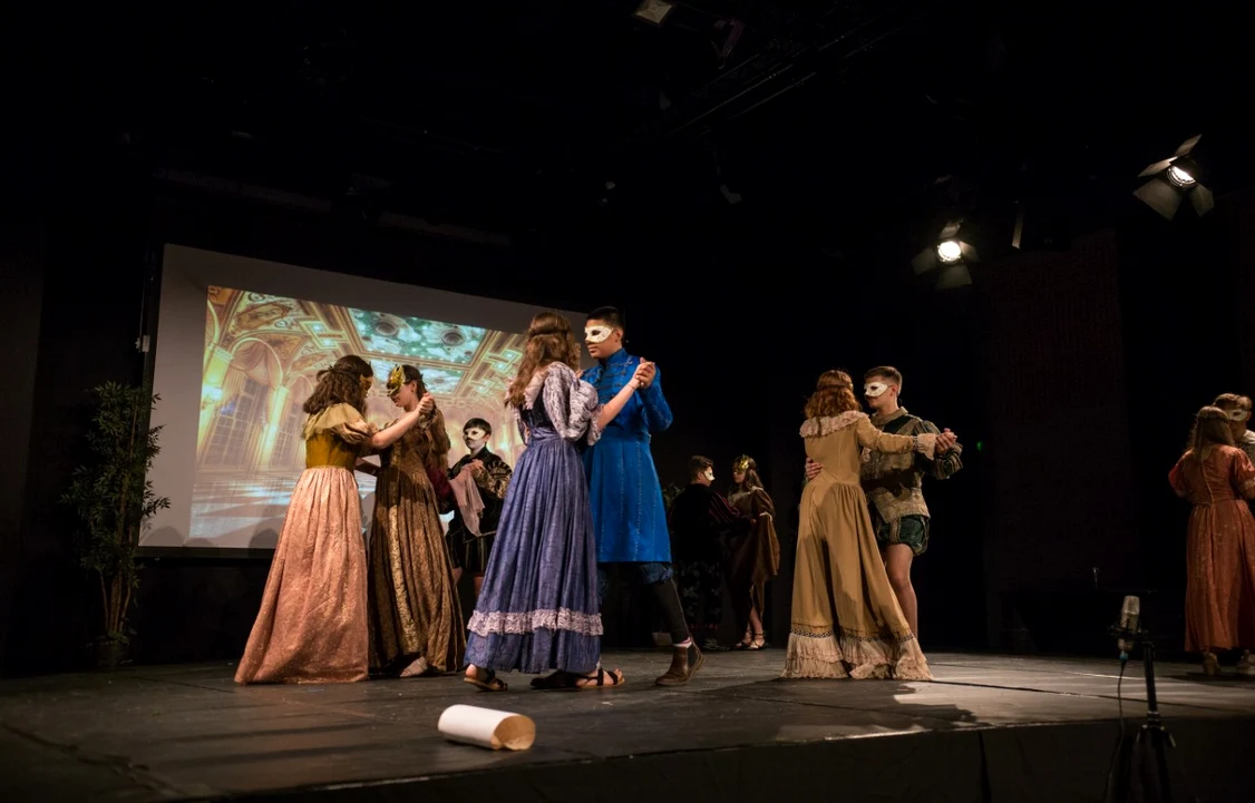 Copiii pe scenă, la teatru, în costume de epocă