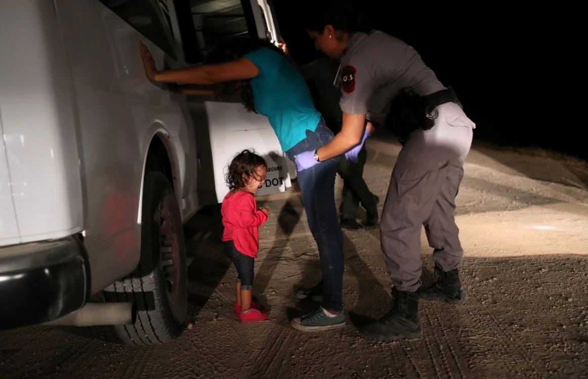 O fetiţă de doi ani plânge în timp ce mama sa este reţinută la graniţa SUA cu Mexic FOTO Getty Images