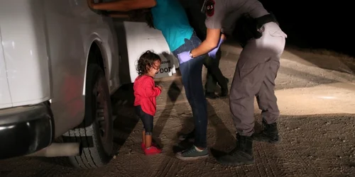 O fetiţă de doi ani plânge în timp ce mama sa este reţinută la graniţa SUA cu Mexic FOTO Getty Images