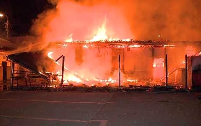 Localul a ars până la temelie. FOTO: digi24.ro