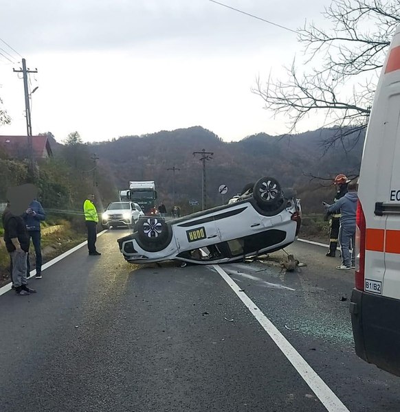 Valea Oltului, blocată în urma unui accident cu opt victime. O mașină s-a răsturnat pe șosea, alta a ajuns în șanț