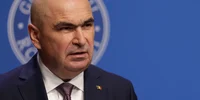 Prim-ministrul Ilie Bolojan susține o conferință de presă despre noile măsuri fiscale, la Palatul Victoria din București.  FOTO Inquam Photos / George Călin