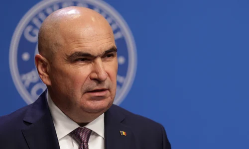 Prim-ministrul Ilie Bolojan susține o conferință de presă despre noile măsuri fiscale, la Palatul Victoria din București.  FOTO Inquam Photos / George Călin
