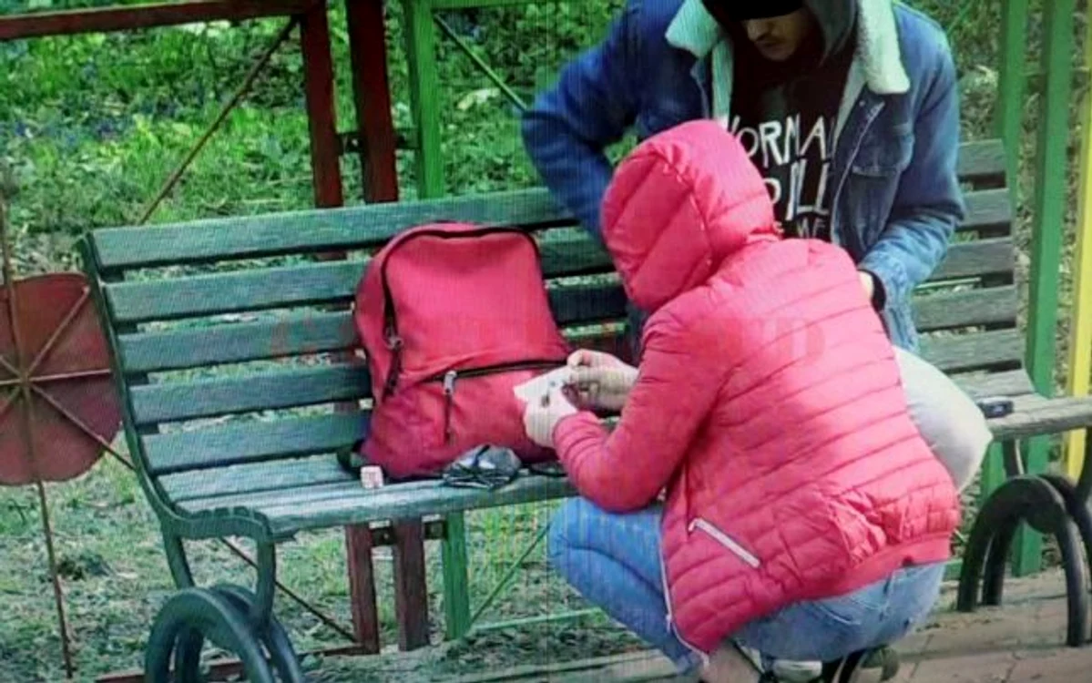 Elevii îşi confecţionau ţigările ziua, în amiaza mare FOTO / Poliţia locală Craiova
