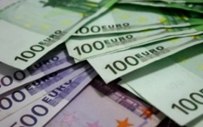 Leul a atins minimul ultimelor 6 luni şi jumătate faţă de euro