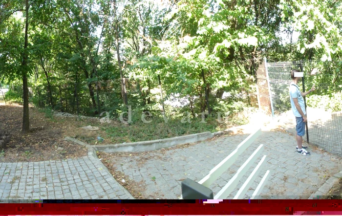 Imagine cu intrarea îngrădită în Parcul Piteşti din Slatina (FOTO: Mugurel Manea)