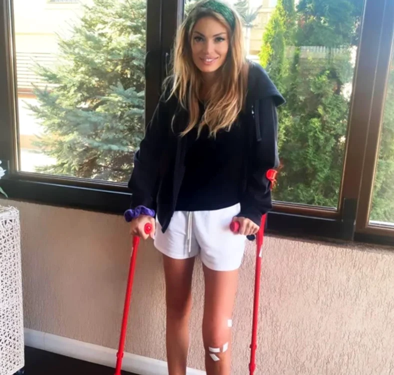 
    Valentina Pelinel e nevoită să folosească cârjelefoto: Instagram  