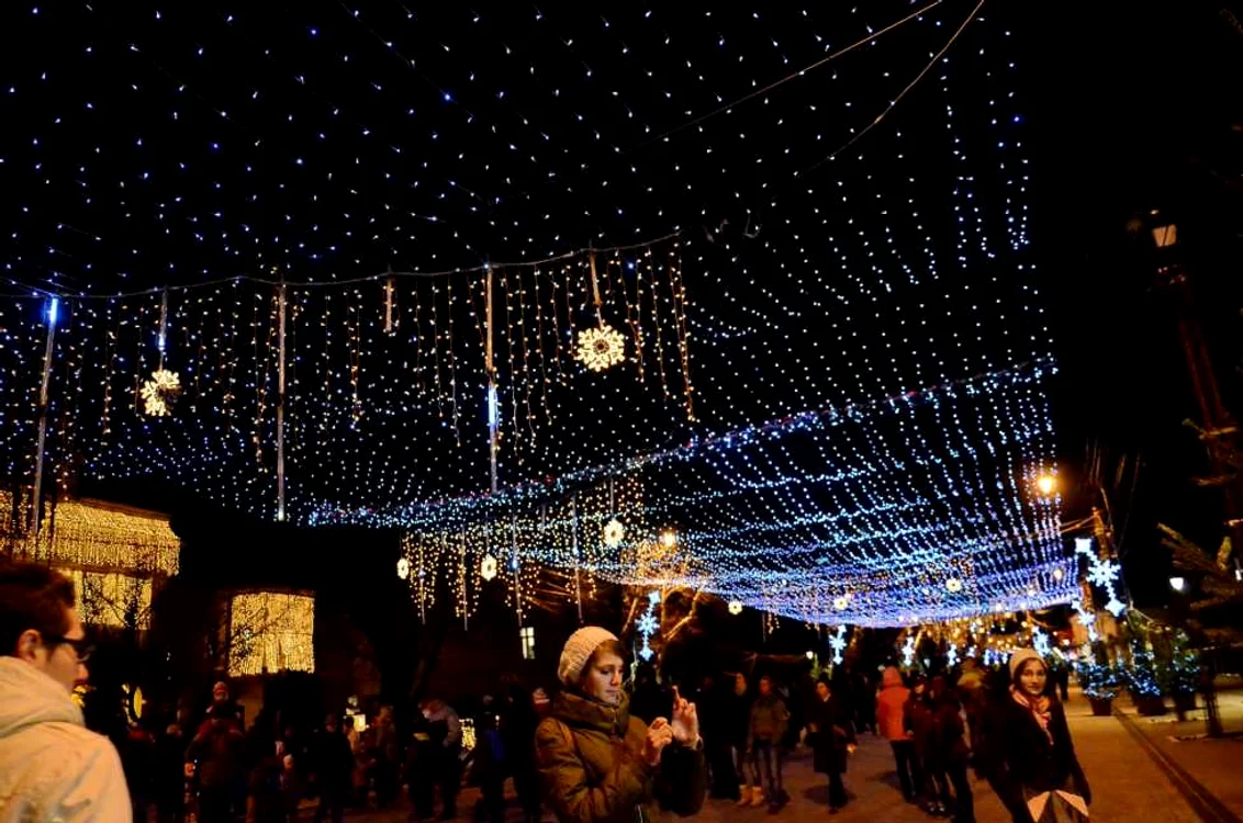 Sute de ieşeni au fost prezenţi în faţa Primăriei la pornirea oficială a iluminatului festiv Foto: Adevărul