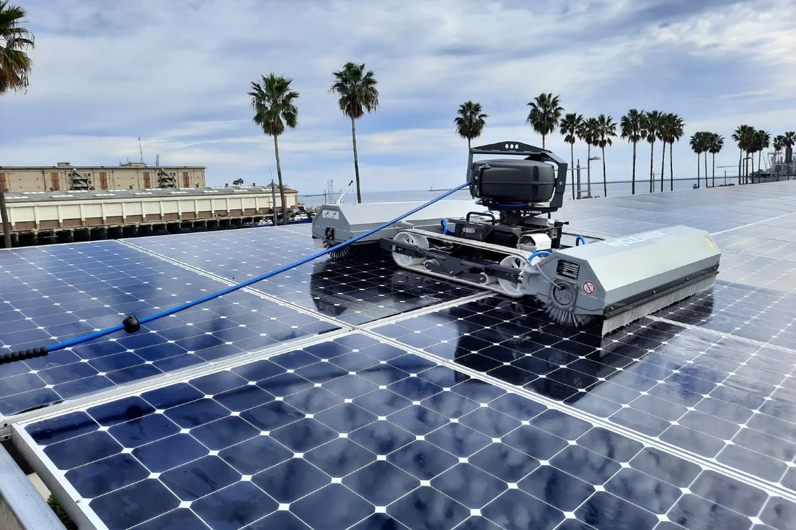 O mașinărie curăță panourile fotovoltaice