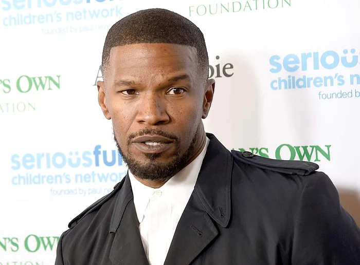 
    Katie încearcă  să-şi ascundă  burtica    