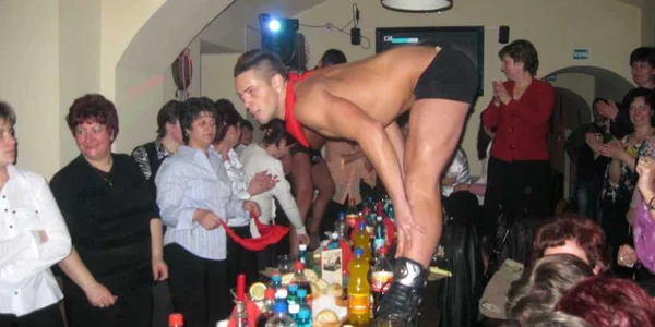 Trupa „Mystery Boys” a făcut un show incendiar