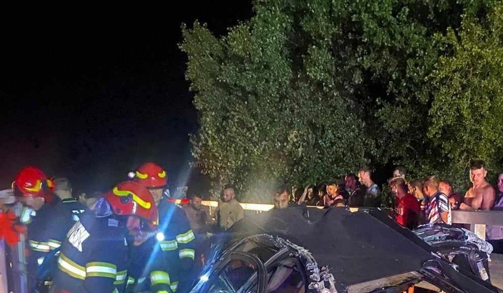 Cinci oameni au murit într-un accident cumplit, duminică, pe o șosea din Hunedoara. Mașina a lovit un cap de pod