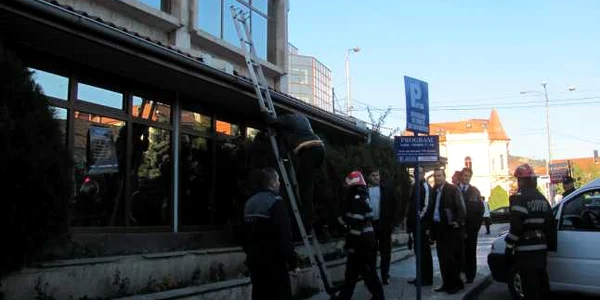 Procurorii au urcat pe acoperişul de la Silvania pentru a căuta indicii