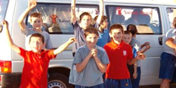 Adolescenţii britanici strâng fonduri pentru copiii români cu dizabilităţi