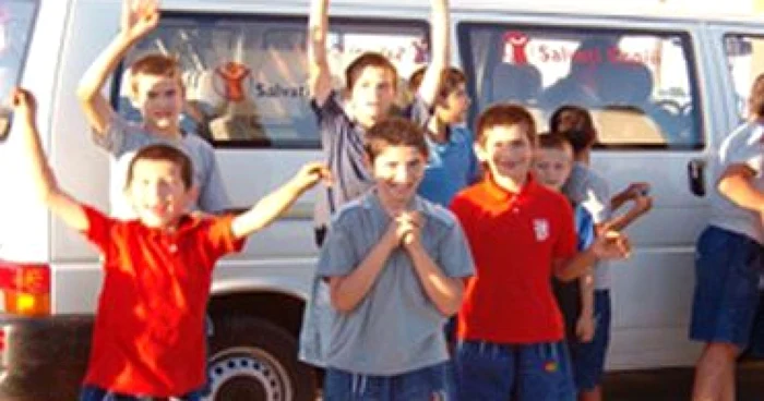 Adolescenţii britanici strâng fonduri pentru copiii români cu dizabilităţi