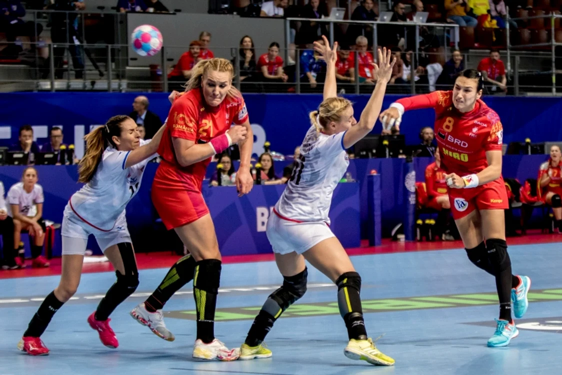 
    Cristina Neagu și Crina Pintea au colaborat de minune la CE din FranțaFoto: Sport Pictures  