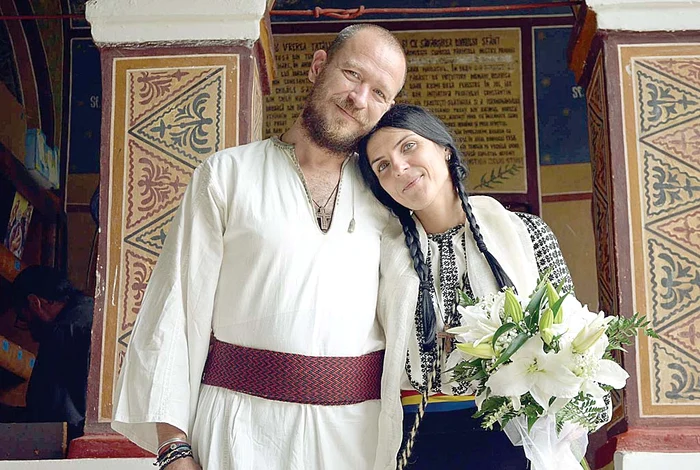Chris şi Tiberiu au avut alături la cununia religioasă doar două persoane: naşii