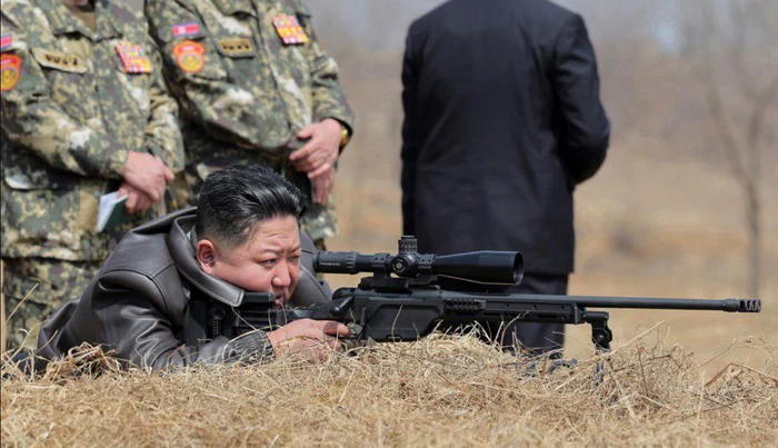 Kim Jong Un testând arma de precizie. FOTO: X / @vileanvil