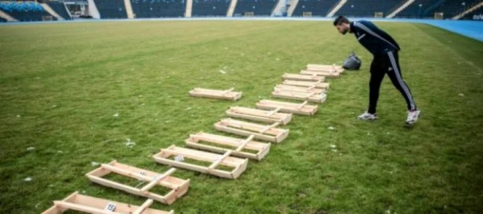 Fanii au adus coșciuge pe teren