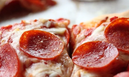 pizza cu salam jpeg
