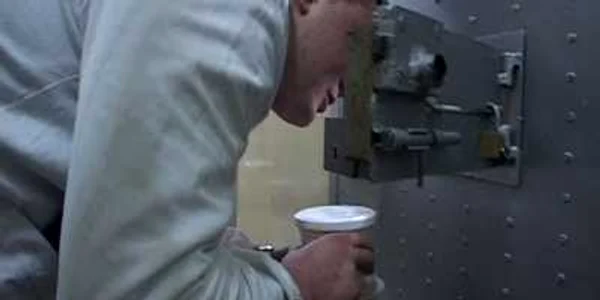 Botoşani: Bătrânii împart aceeaşi celulă cu infractori periculoşi 